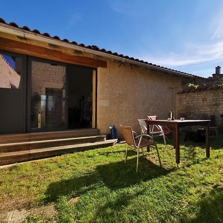 La Maison De Thomas Saint-Amant-de-Boixe Buitenkant foto