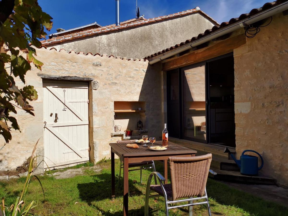 La Maison De Thomas Saint-Amant-de-Boixe Buitenkant foto