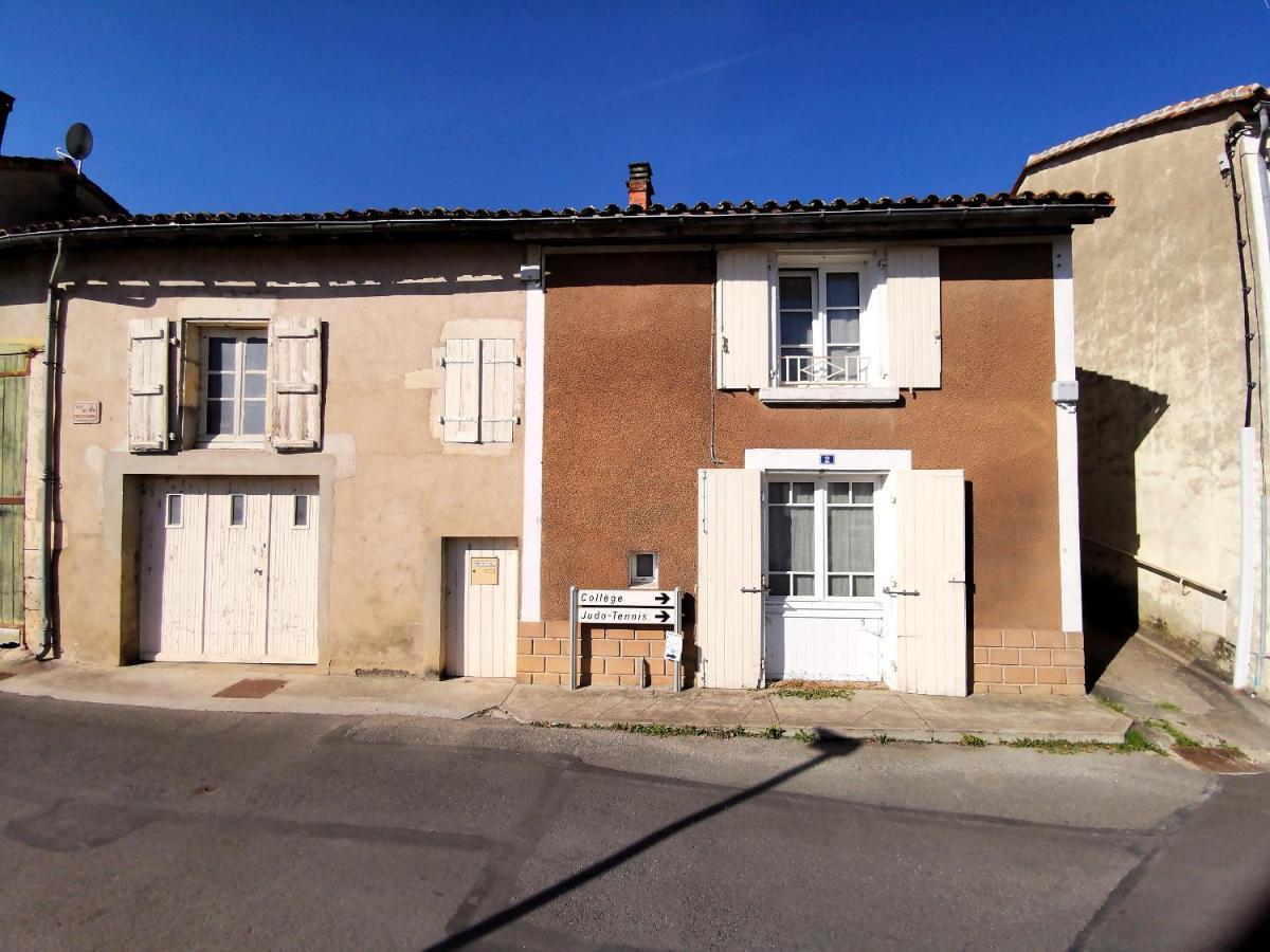 La Maison De Thomas Saint-Amant-de-Boixe Buitenkant foto