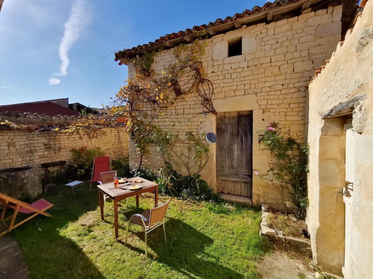 La Maison De Thomas Saint-Amant-de-Boixe Buitenkant foto