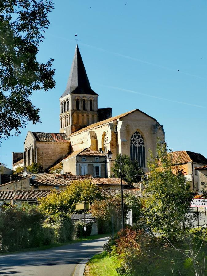 La Maison De Thomas Saint-Amant-de-Boixe Buitenkant foto