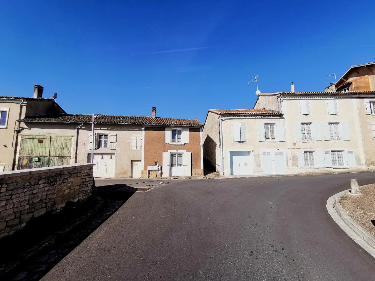 La Maison De Thomas Saint-Amant-de-Boixe Buitenkant foto