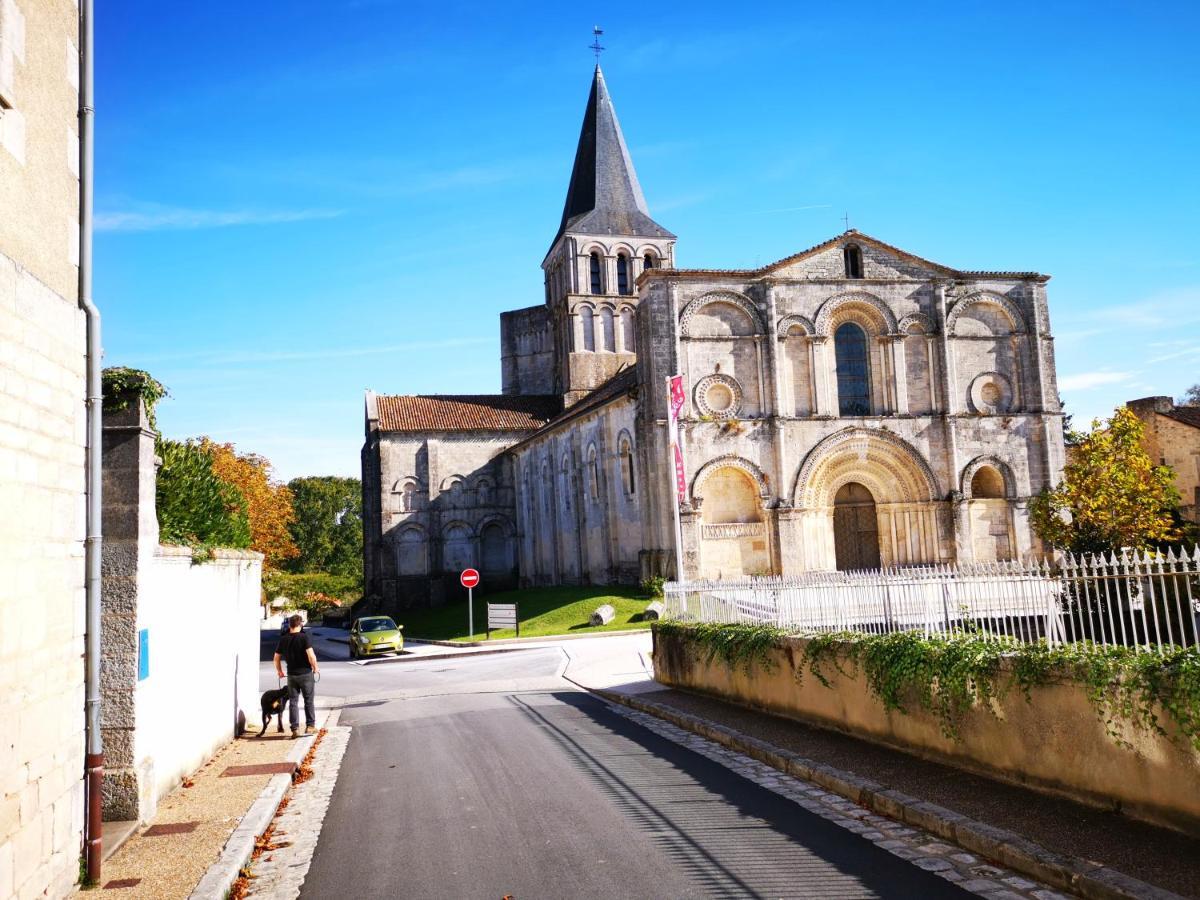 La Maison De Thomas Saint-Amant-de-Boixe Buitenkant foto