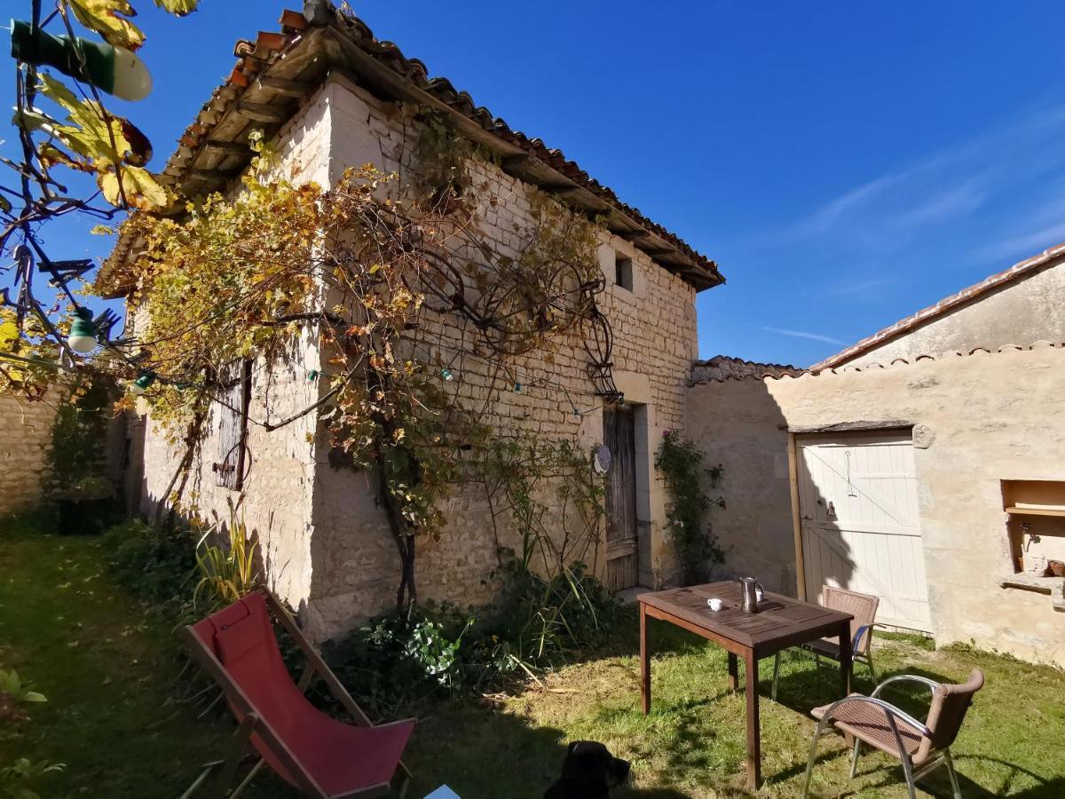 La Maison De Thomas Saint-Amant-de-Boixe Buitenkant foto
