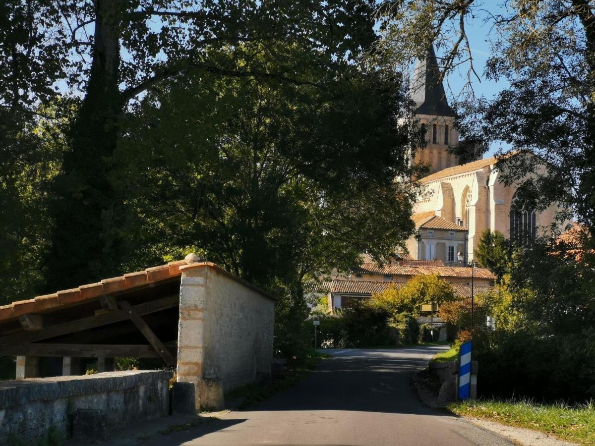 La Maison De Thomas Saint-Amant-de-Boixe Buitenkant foto